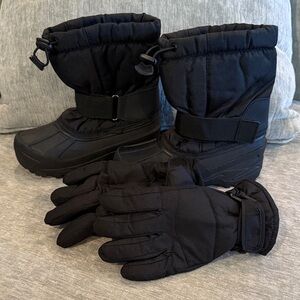 Like new! Thermolite kids 13 snow boots & Thinsulate Youth M gloves. Sold as SET